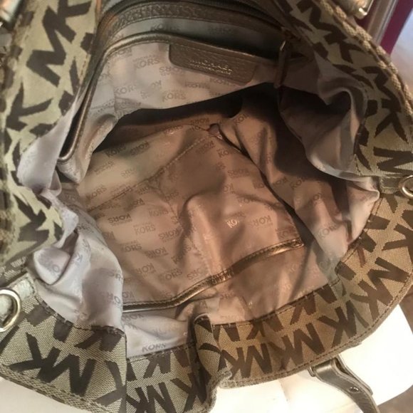 Authentic Micheal Kors Large Carry All Tote - Picture 9 of 13